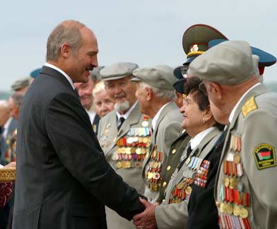 Президент Республики Беларусь А.Г. Лукашенко во время празднования 60-й годовщины Победы в Великой Отечественной войны