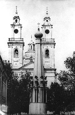Памятник в честь воинов русской армии – участников войны 1812 года (на фоне Николаевского собора)