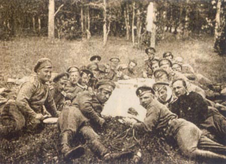 Обед офицеров 4-го Сибирского казачьего полка в полевых условиях