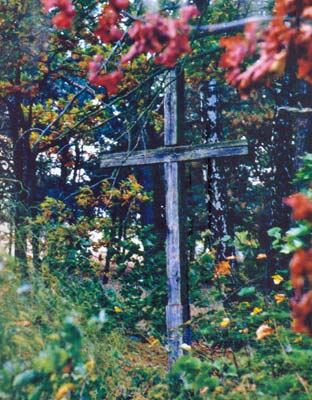 Деревянный крест на месте русского воинского захоронения