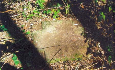 Надгробная плита на месте немецкого воинского захоронения