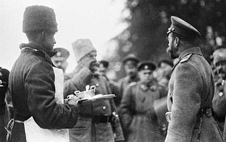 Император Николай II берет пробу пищи в 8-м гренадерском Московском полку