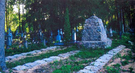 Памятник и надгробные плиты на месте немецкого воинского захоронения