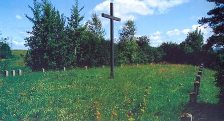 Мемориальный крест на месте немецкого военного захоронения