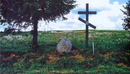 Мемориальный камень и крест на месте русского воинского захоронения