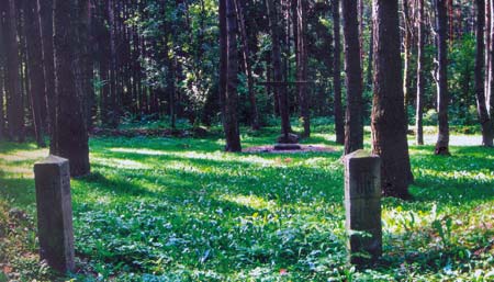 Мемориальный крест на месте немецкого воинского захоронения