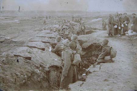 Солдаты и офицеры Туркестанской дивизии на линии окопов при подготовке к бою