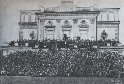 Делегаты I съезда депутатов армий и тыла Западного фронта возле здания Минского городского театра