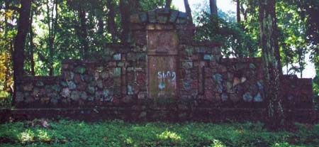 Часть каменной стены на месте немецкого воинского захоронения