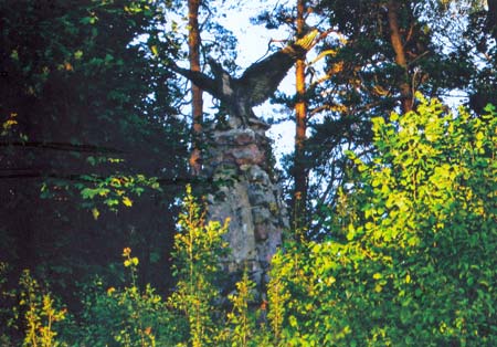 Обелиск, увенчанный фигурой орла, на месте немецкого воинского захоронения
