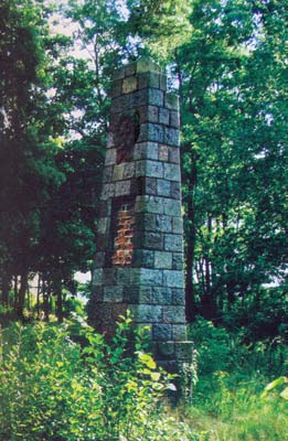 Каменный обелиск на месте захоронения австрийских, немецких и русских солдат