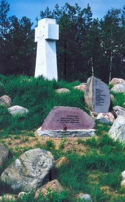 Мемориальный крест и памятные камни на месте русского военного захоронения