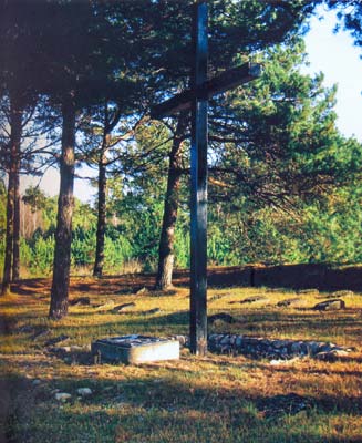 Мемориальный крест, памятная плита и надмогильные плиты на месте немецкого воинского захоронения