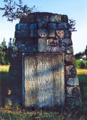 Каменный обелиск на месте захоронения немецких, русских и польских солдат