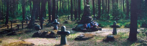 Памятник и надмогильные кресты на русском военном кладбище