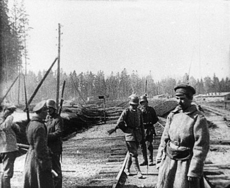 Русские и немецкие солдаты на железной дороге у демаркационной линии между войсками