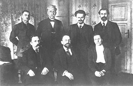 Делегаты России во главе с Л. Троцким (3-й слева в верхнем ряду) во время заключения Брестского мира