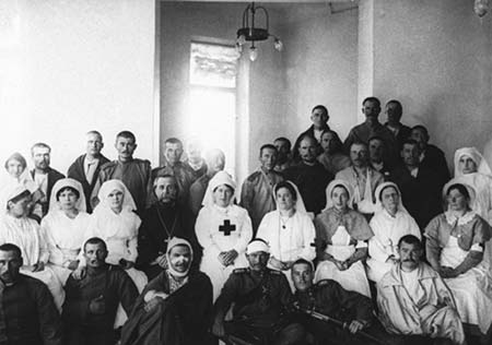 Раненые и медицинский персонал Добровольного санитарного отряда Гродненской крепости