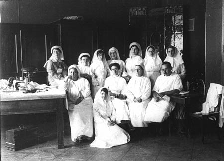 Медицинский персонал госпиталя Добровольного санитарного отряда Гродненской крепости