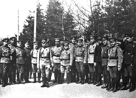 Начальник штаба Ставки Верховного главнокомандующего русской армией генерал-адъютант М. Алексеев и члены его штаба