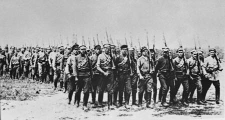 Одна из первых частей Красной Армии отправляется на Западный фронт