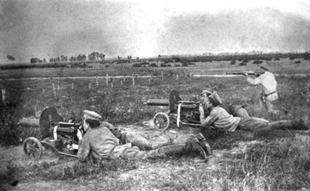 Пулемётчики 530-го пехотного Васильсурского полка у д. Замостье Вилейского уезда