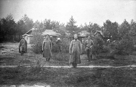 Русские офицеры 530-го пехотного Василь-Сурского полка в лесу у д. Угляны