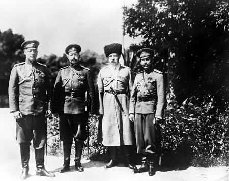 Командующий Западным фронтом генерал-лейтенант А. Деникин и члены его штаба