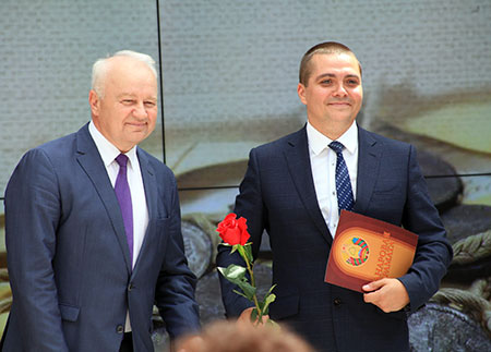 Director of the Department for Archives and Records Management V. Kourash presents an Honorary Diploma to Director of the National Historical Archives D. Yatsevich Director of the Department for Archives and Records Management V. Kourash presents an Honorary Diploma to Director of the National Historical Archives D. Yatsevich