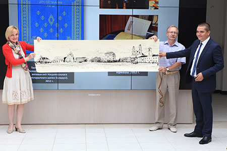 Representatives of the Museum of Minsk City present the National Historical Archives with a memorable Representatives of the Museum of Minsk City present the National Historical Archives with a memorable