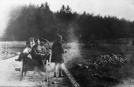 Члены экспедиции по изучению БССР: справа на телеге - начальник экспедиции М.В. Мелешко