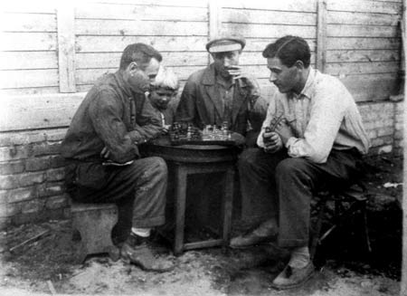 М.В.Мелешко (слева) и его дочь Люся за игрой в шахматы