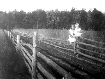 Жена архивиста, историка, этнографа, писателя М.В.Мелешко В.В.Мелешко с дочерью Люсей в дер. Турец