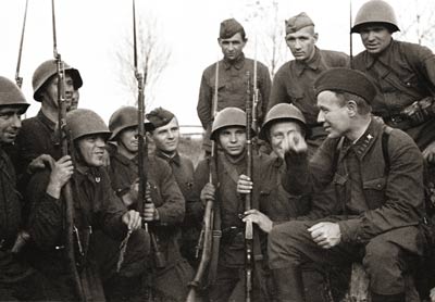 Писатель М.И. Шолохов среди новобранцев в р-не Соловьёвой переправы