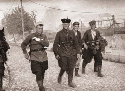Партизаны бригады им. А.В. Суворова на одной из улиц Сморгони в день 
освобождения города