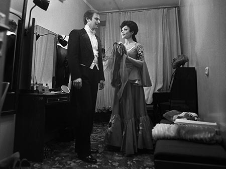 Актриса Государственного театра музыкальной комедии БССР, народная артистка БССР Н.Гайда в гримерной