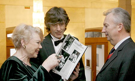 Композитор В. Кондрусевич (в центре) слева - народная артистка Беларуси Н. Гайда, справа - писатель А. Бутевич