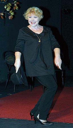 Сцена из спектакля «Я не покину тебя»