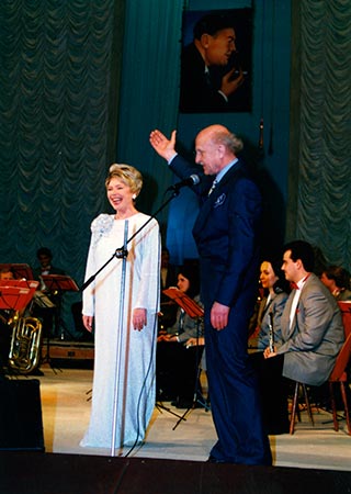 Народная артистка Беларуси Н.В.Гайда и режиссер В.А.Орлов во время эстрадного спектакля «Вместе с песней Л.Утесова»