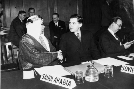 А. А. Громыко беседует с представителем делегации Саудовской Аравии