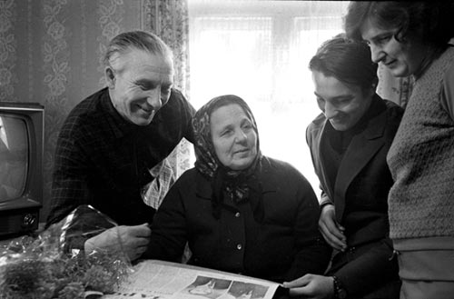 Мать Героя Советского Союза, летчика -космонавта СССР П.И. Климука Марфа Павловна принимает поздравления от односельчан