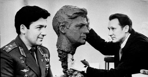 Белорусский скульптор И.Я. Миско во время работы над бюстом летчика-космонавта СССР П.И. Климука