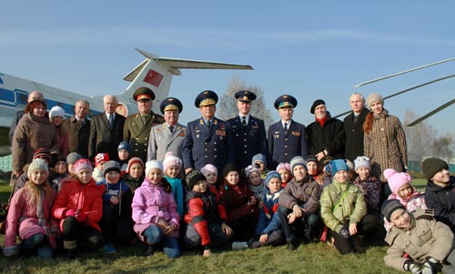 Летчики-космонавты, уроженцы Беларуси (справа налево): 5-й - О.В. Новицкий, 6-й - В.В. Коваленок и 7-й - П.И. Климук во время встречи со 
школьниками в Музее авиационной техники на аэродроме в д. Боровая Минского р-на