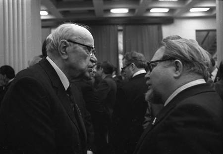 К.Крапива и профессор А.К.Красин в перерыве между заседаниями XXIX съезда КПБ в г. Минске