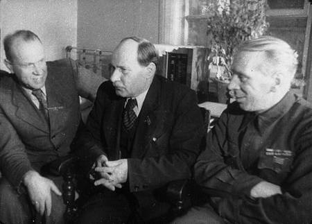 Народный поэт БССР Я.Колас во время беседы с белорусскими писателями К.Крапивой и М.Лыньковым