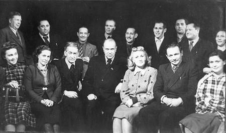 Писатель, драматург К.Крапива (в центре) среди артистов Белорусского театра им.Я.Коласа 
