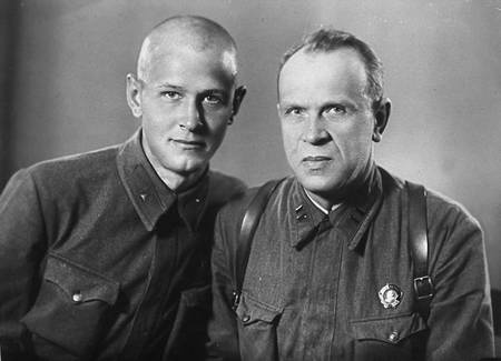 К.Крапива, работник фронтовой газеты Западного фронта «За Советскую Белоруссию» с сыном Борисом в годы Великой Отечественной войны