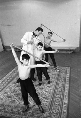А.Медведь проходит практику в кабинете лечебной физкультуры