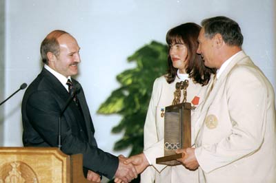 А.В.Медведь и олимпийская чемпионка по лёгкой атлетике Я.Д.Корольчик вручают подарок от президента Международного олимпийского комитета Х.А.Самаранча «Врата Олимпа» Президенту Республики Беларусь А.Г.Лукашенко
