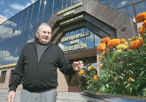 А.В.Медведь у Дворца борьбы имени А.В.Медведя в г. Минске